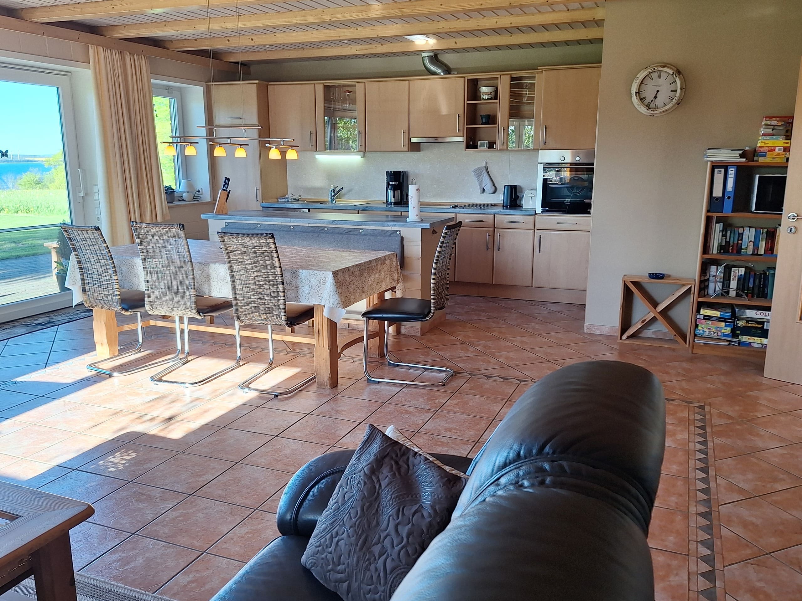 Küchenbereich mit Esstisch der Ferienwohnung "Sonderburg"