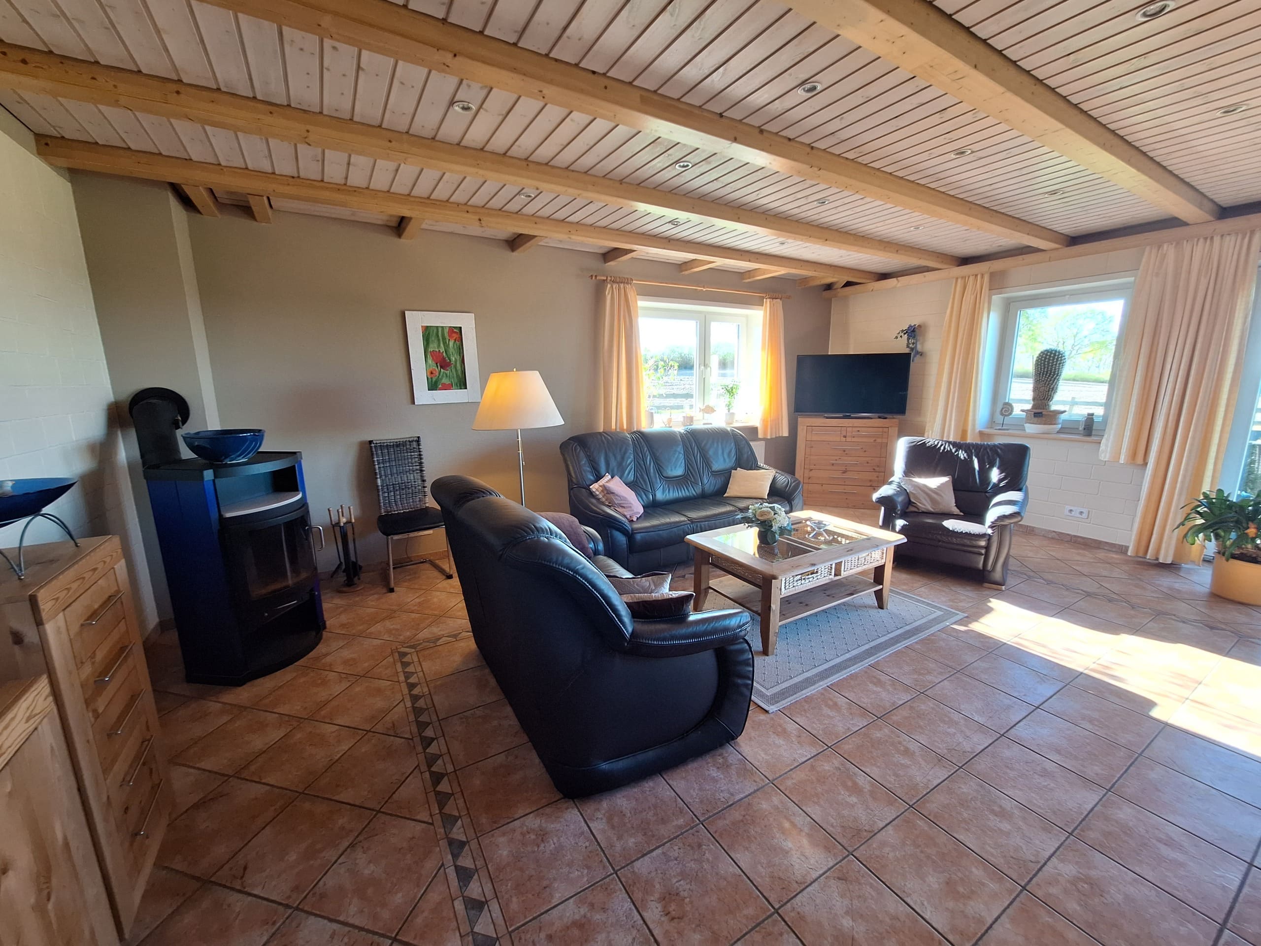 Wohnzimmer mit Kamin in der Ferienwohnung „Sonderburg“