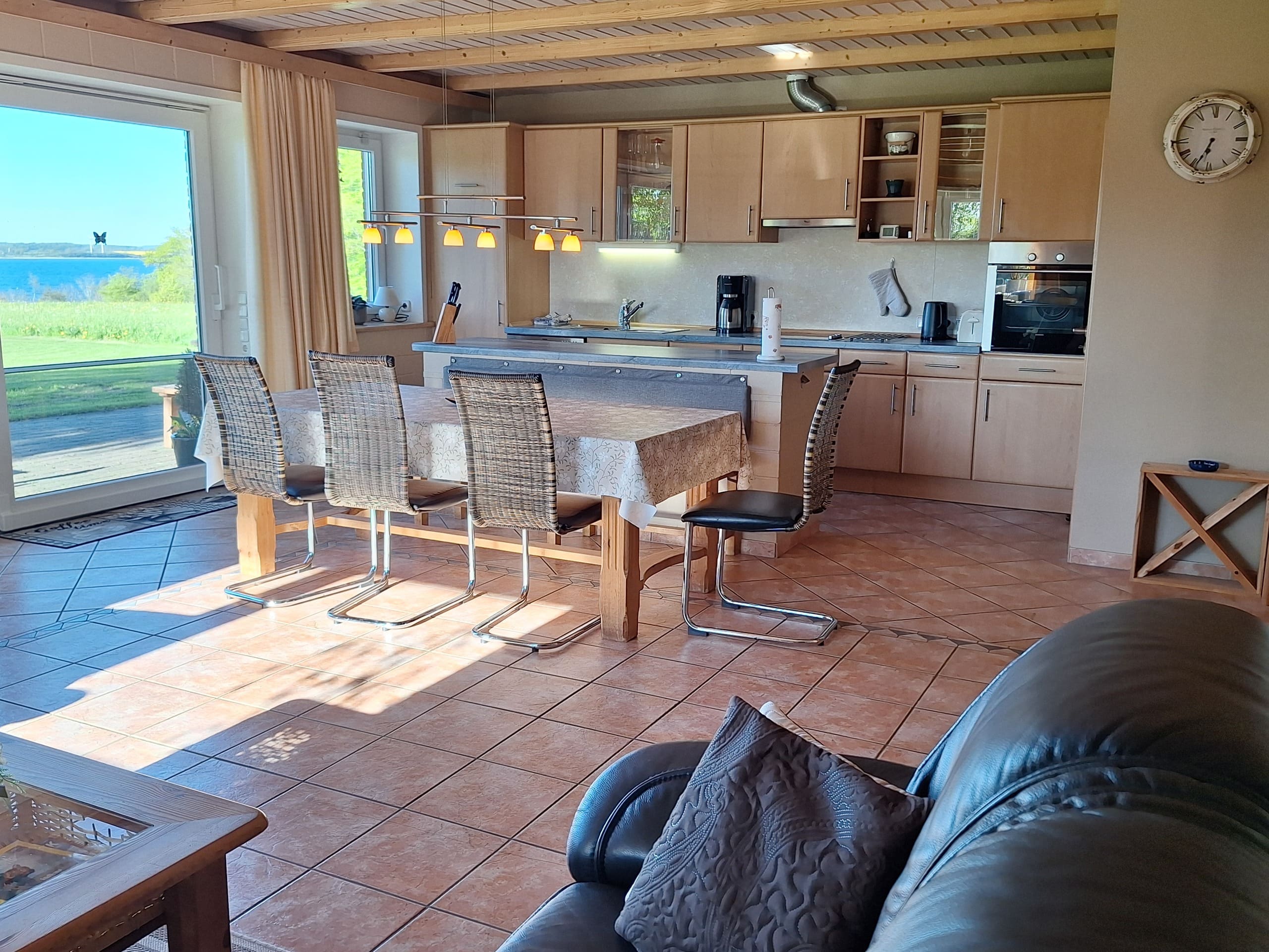 Küche und Essbereich der Ferienwohnung „Sonderburg“