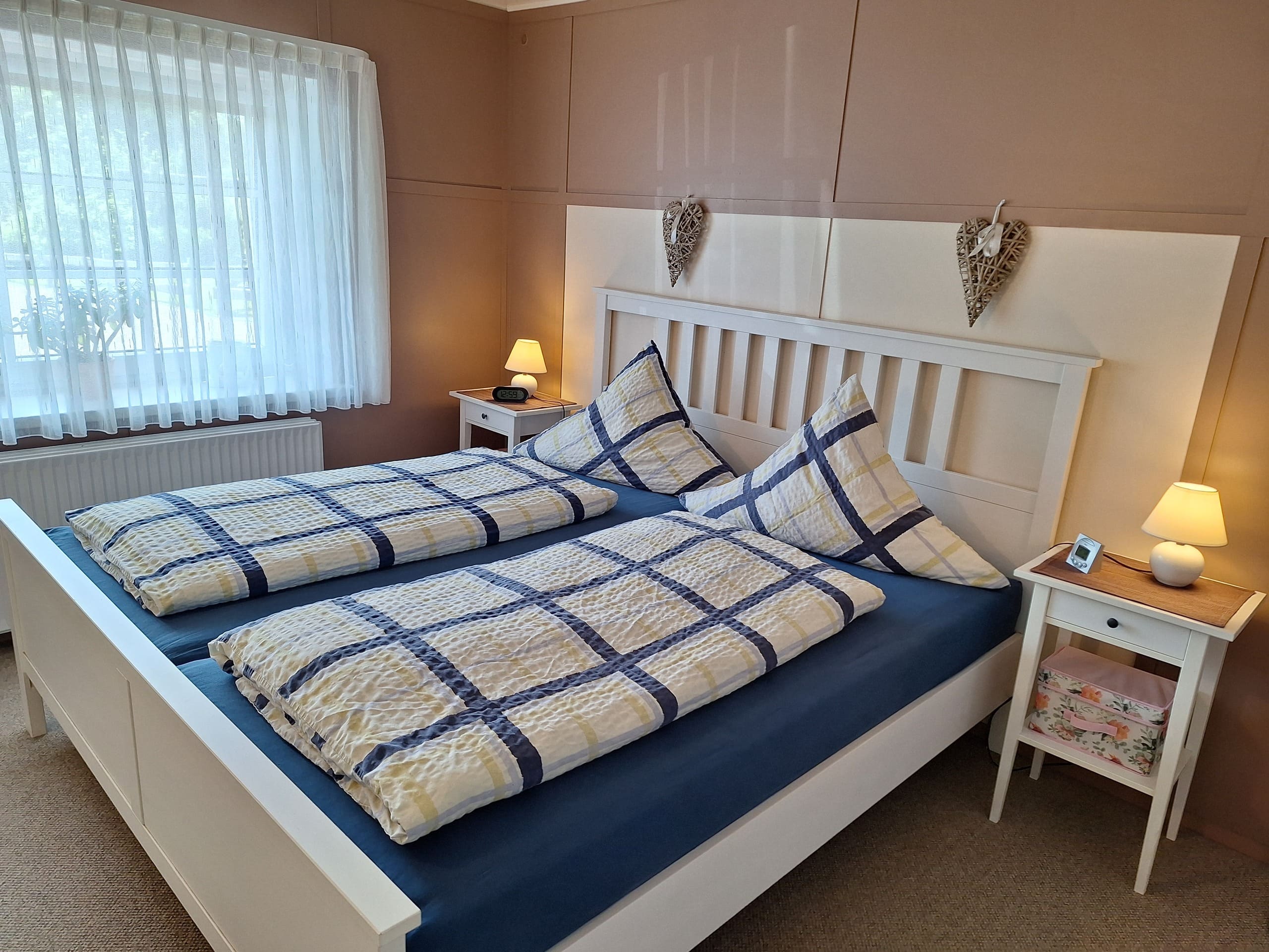 Schlafzimmer mit Doppelbett der Ferienwohnung „Zur Linde“