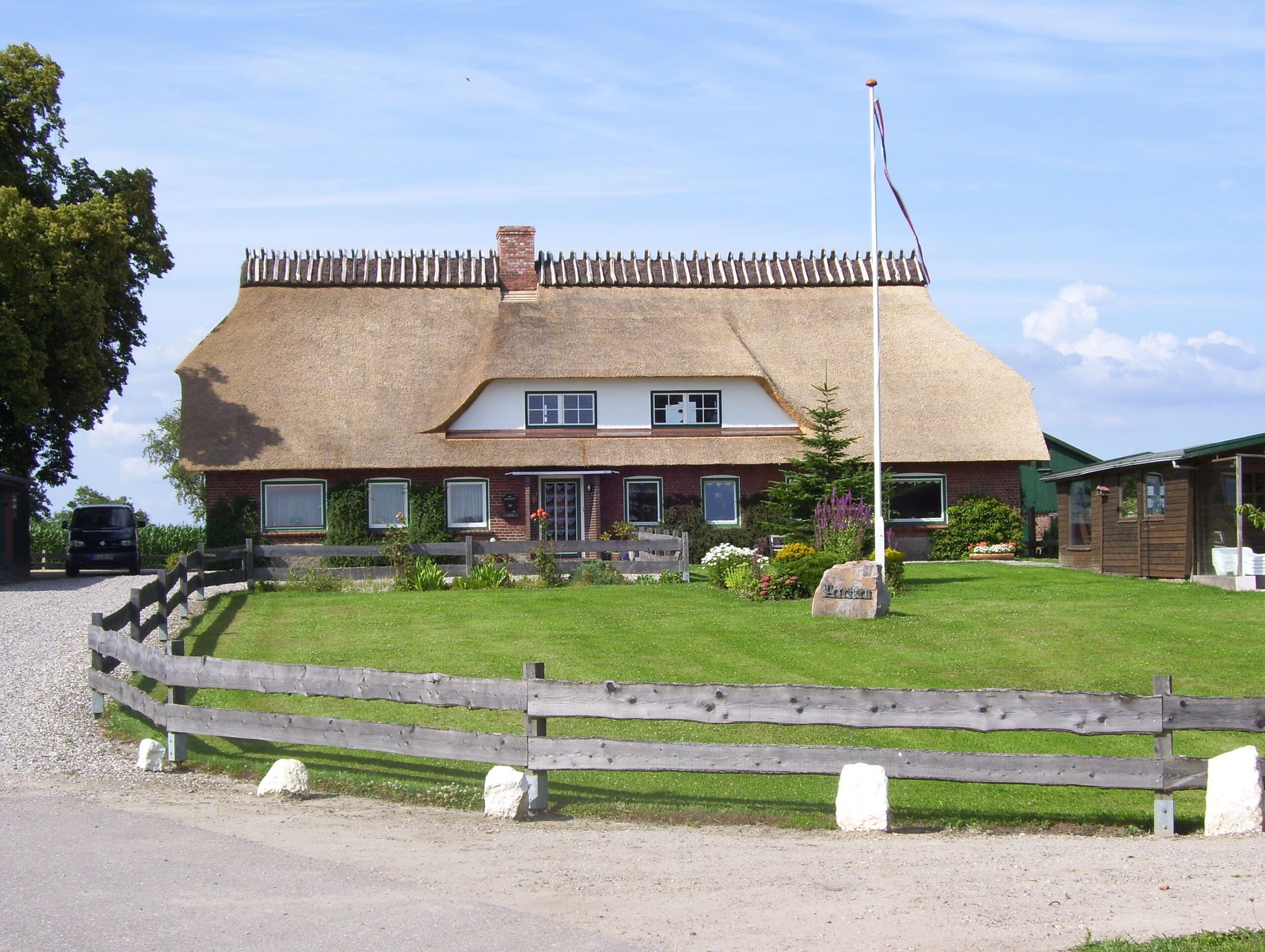 Das Haupthaus des Fördehof Petersen, reetdachgedeckt