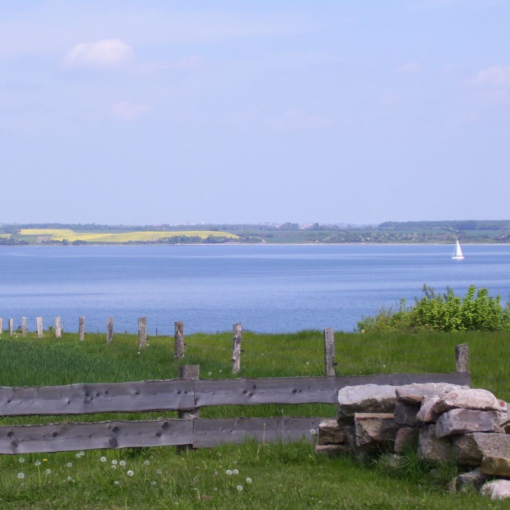 Blick vom Garten des Fördehofs auf die Ostsee und auf Dänemark