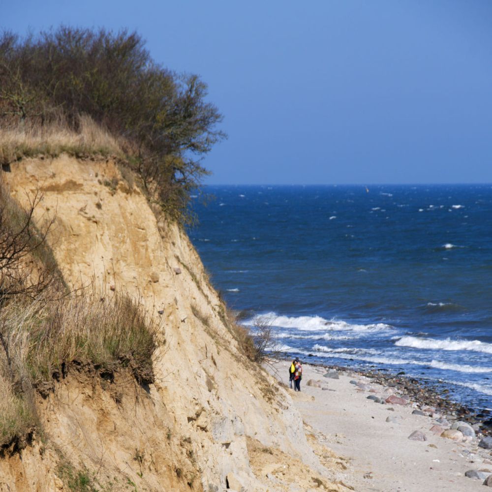 Blick auf Steilküste mit Strand davor und Ostsee in Dollerupholz