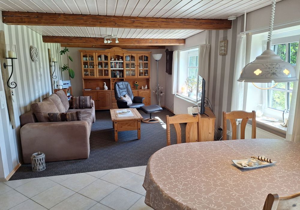 Blick aus der Küche ins Wohnzimmer der Ferienwohnung „Am Wald“