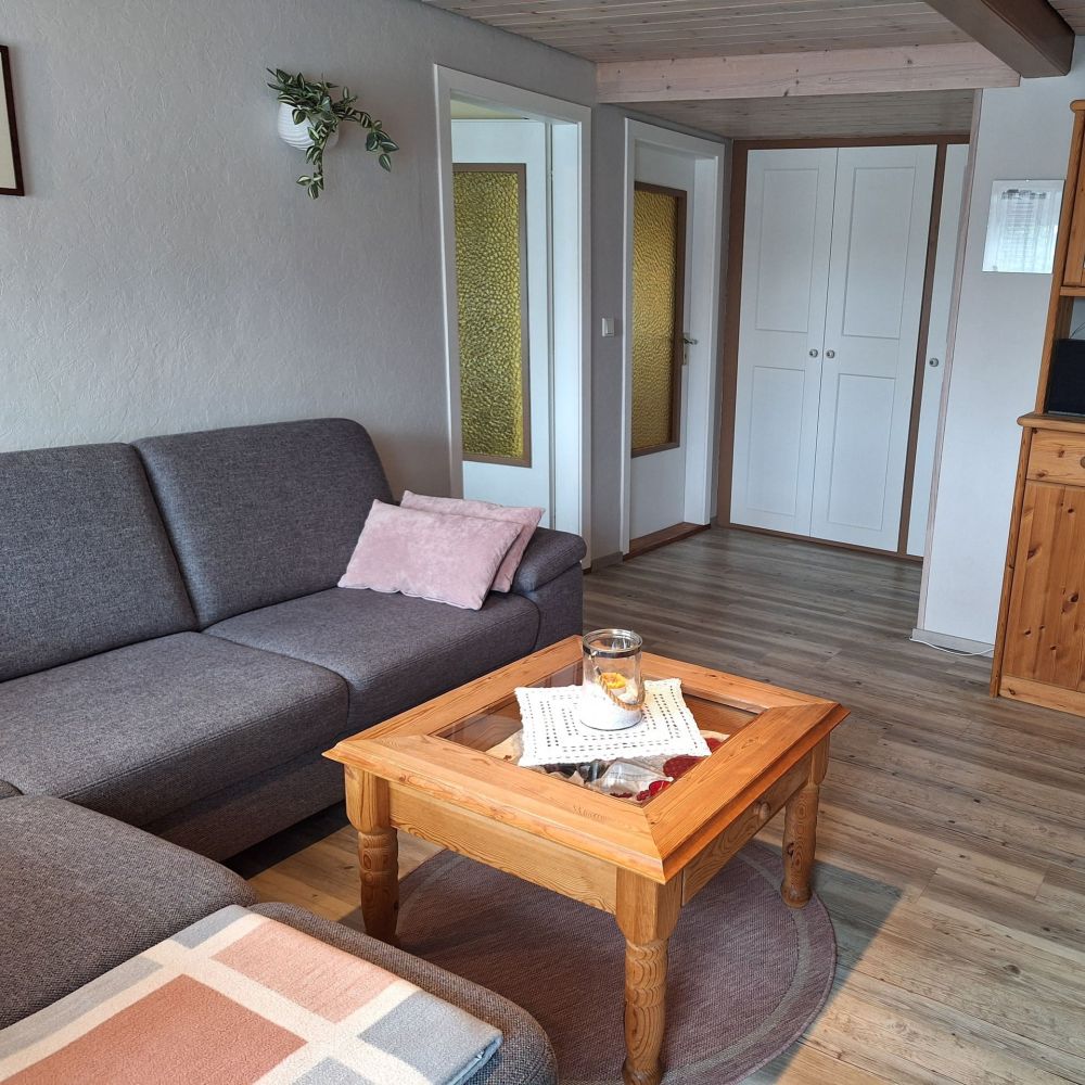Wohnbereich mit Sofa und Couchtisch der Ferienwohnung "zur Linde"