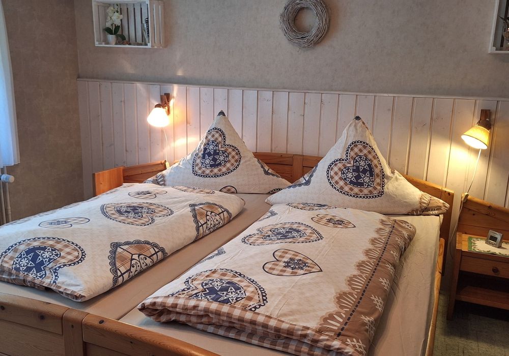 Schlafzimmer mit Doppelbett in der Ferienwohnung „Am Wald“