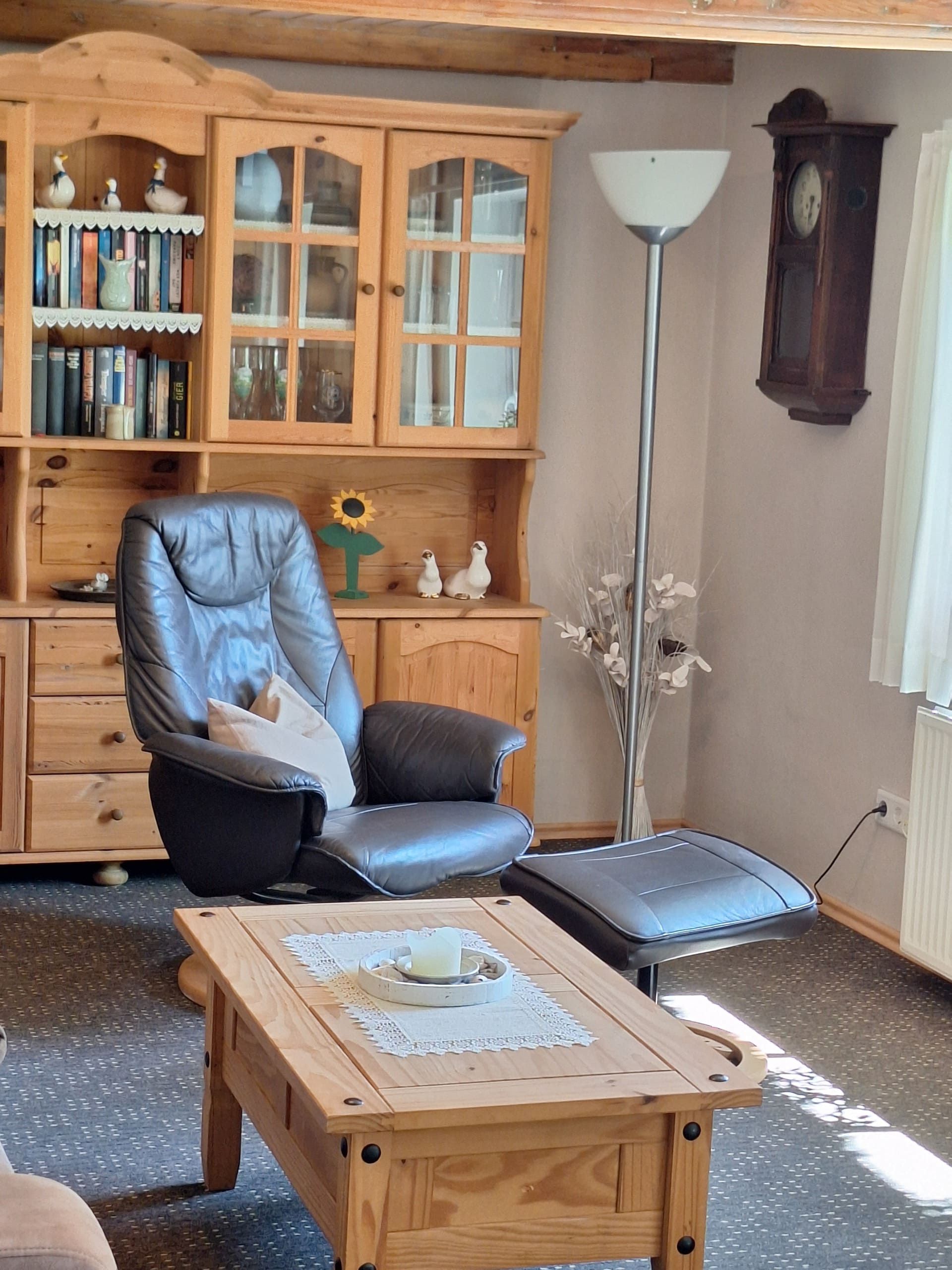 Leder-Fernsehsessel mit Hocker