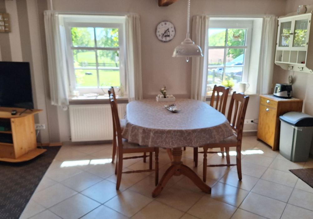 Großzügiger Essplatz mit 4 Stühlen in der Ferienwohnung „Am Wald“
