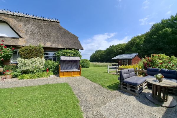 Strandkorb auf Terrasse vor Reetdach-Rotklinkerhaus
