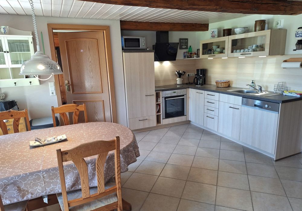 Küche mit Essplatz in der Ferienwohnung „Am Wald“