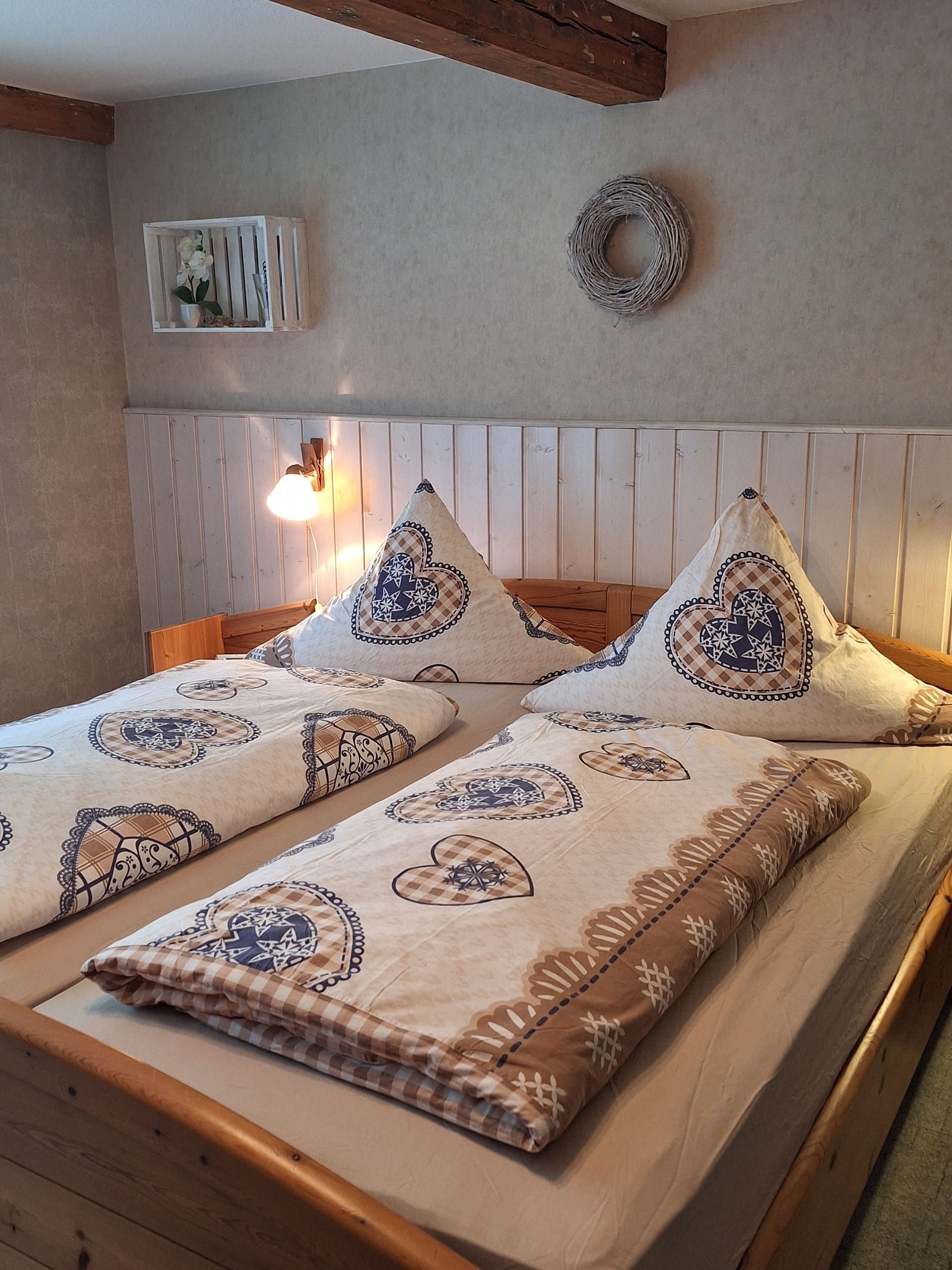 Doppelbett aus Holz im Schlafzimmer