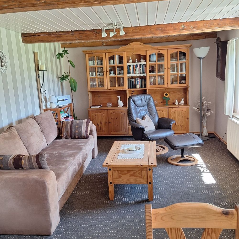 Gemütliches Wohnzimmer mit Fernsehsessel in der Ferienwohnung "am Wald"